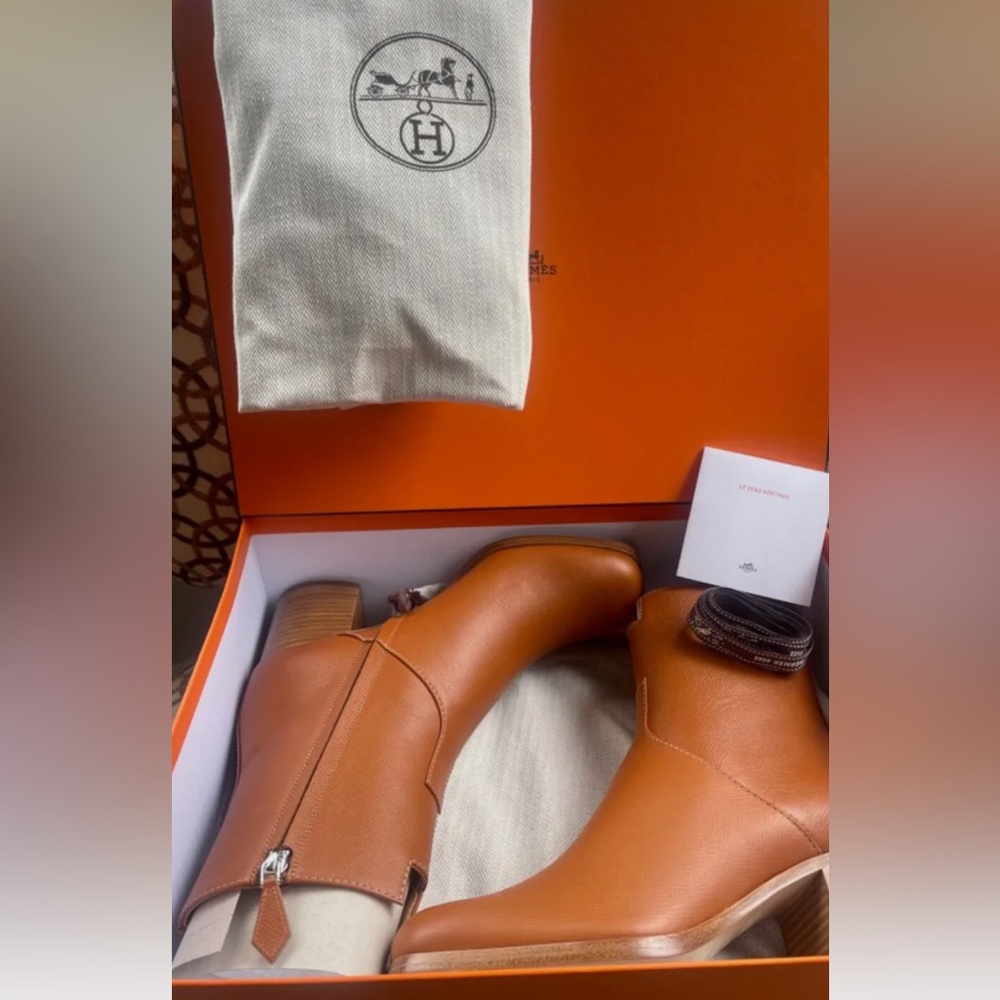 BNIB Flattereuse Angle Boots Epsom calfskin leather Zip puller.  Full set. Gold